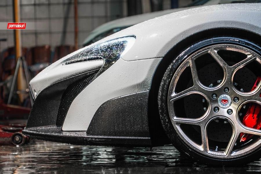 Детали экстерьера McLaren 675LT on Vossen Wheels (CG-205) 2017 года  (фото 13 из 13)